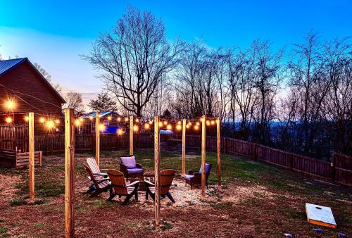 Sevierville Casa | King Beds, Views, EasyRoads, PoolTable, Spa, Theater, Outdoor fun