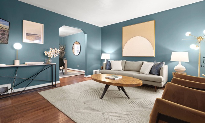 Del Ray Casa | King Beds <> Walk to Metro - Stylish Suite Xcape