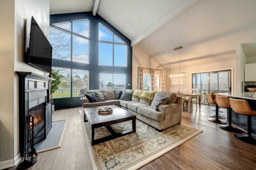 The Woods Casa | King Beds with Hot Tub Arcade & Golf Course View