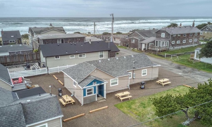 Rockaway Beach Casa | King Crab Retreat - Combo - Meredith Lodging