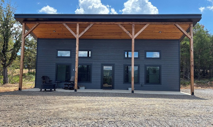 Clarksville Cabina | King Cullen Cabin - Brand New In Charming Clarksville, Arkansas