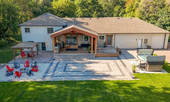 Barrie Casa | King Estate Barrie w Private Spa | 7 Bedrooms | Sleeps 20 | 5min to Downtown