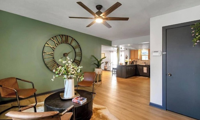 Wichita Casa | King Estate with attached Mid-Century Apartment & Gym.