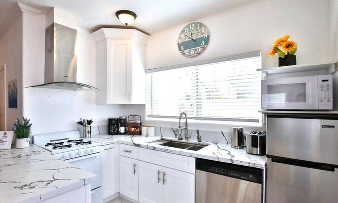 El Camino Village Cabaña | King Garden Suite - 10 mins to Beach and LAX