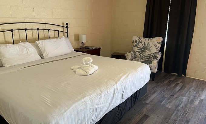 Mount Ida Apartamento | King Guest Room located at the entrance to Mountain Harbor just 2 1/2 miles from Lake Ouachita. by RedAwning