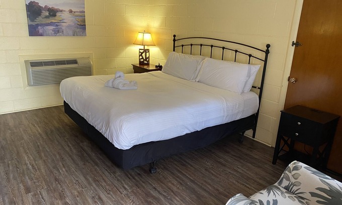 Mount Ida Apartamento | King Guest Room located at the Joplin Inn at the entrance to Mountain Harbor, just 2 1/2 miles from Lake Ouachita. by RedAwning
