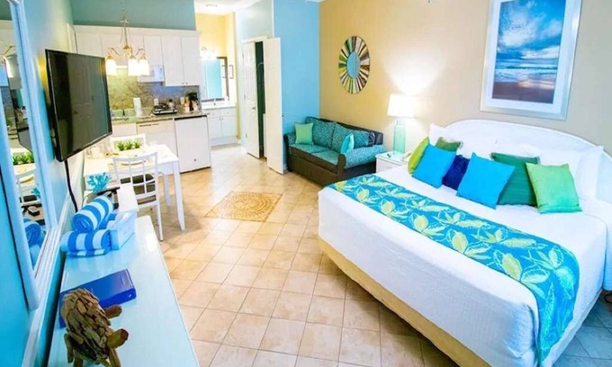 Surfside Beach Apartamento | King Hotel Suite 10 minutes away from the beach