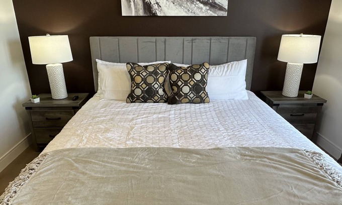 Madison Apartamento | King | Kid & Pet Friendly | W/D | Gym | 300 Wi-Fi