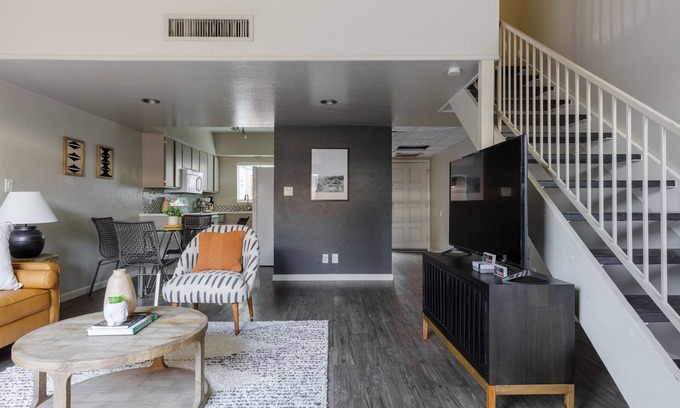 Arts District Apartamento | King Loft - Old Town Scottsdale w/ Parking