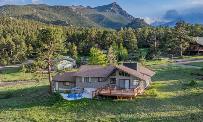 Carriage Hills Cabina | King & Q beds, views, hot tub, deck, grill