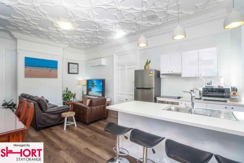 Orange Apartamento | King & Queen Bed - Apartment on Summer Near Cook Park