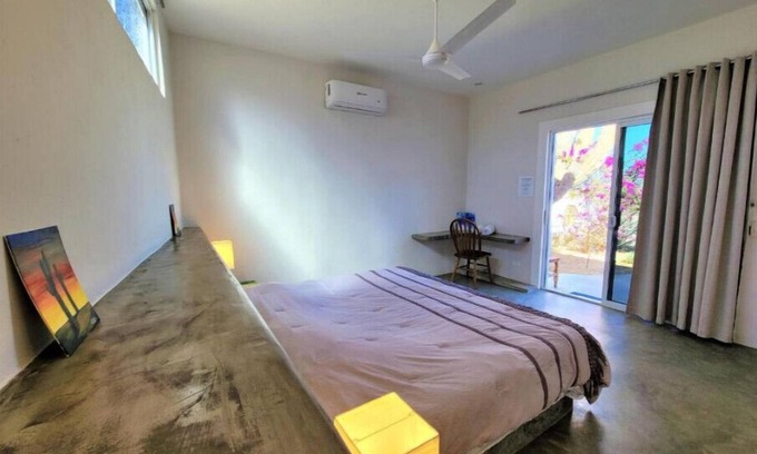 La Ventana Apartamento | King Room #2 with Garden View