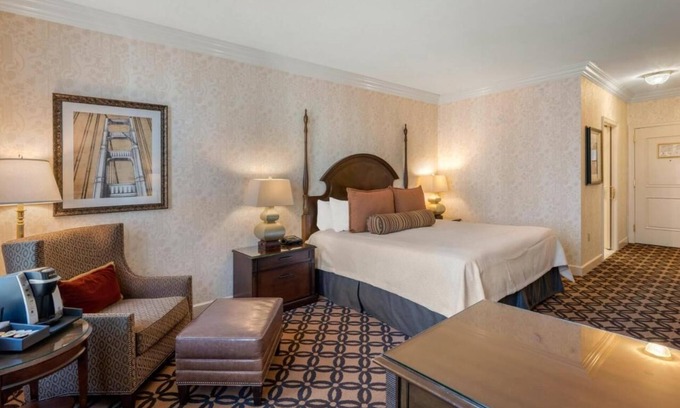 Financial District Casa | King Room at a 4.5⭐️ Hotel