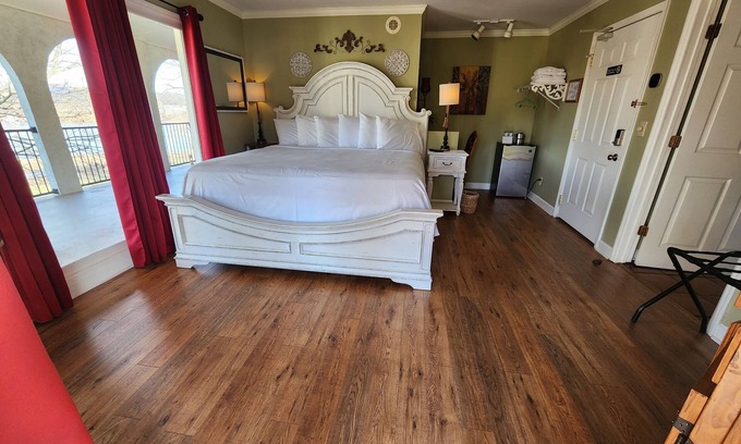 Lookout Valley Neighborhood Association Cabina | King Room with Balcony and River Views