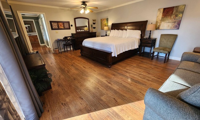 Lookout Valley Neighborhood Association Cabina | King Room with Sleeper Sofa and Balcony