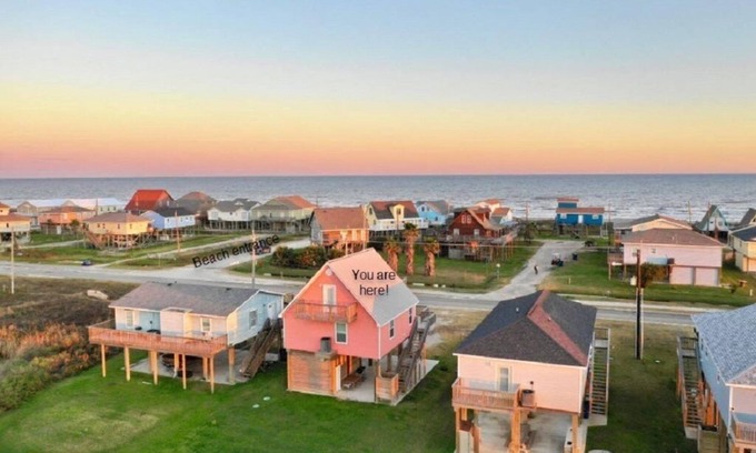 Freeport Casa | 3BR Surfside Beach House Vistas al océano y la bahía, a pasos de la playa. Reg10336