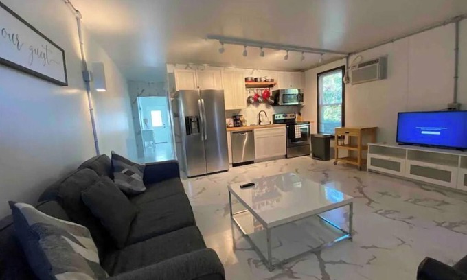 Cocoa Casa | King Size Bed Suit Apartment Quite Neighborhood