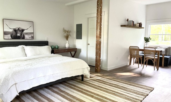 Topsham Apartamento | King Size Bed- Super Sweet on Winter Street