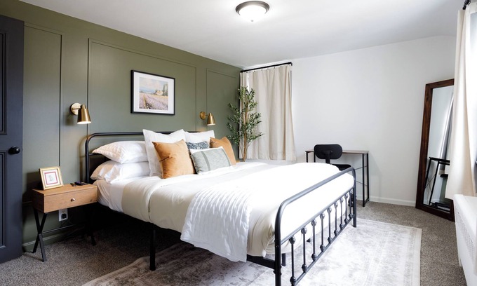 Lockport Apartamento | King Size Bed, Work Desk, Near Hwy, Laundry Room Access, Nearby Parking