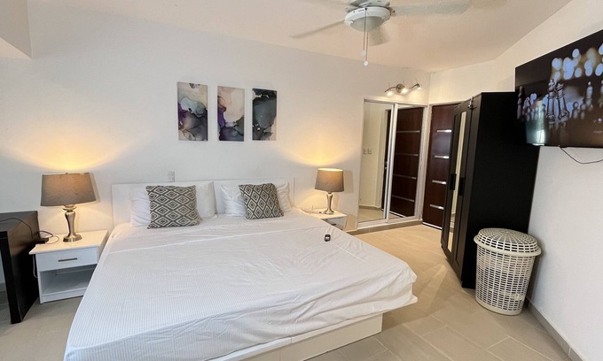 Residencial El Doral Apartamento | King size bedn On the beachn Walk to everything n On the strip