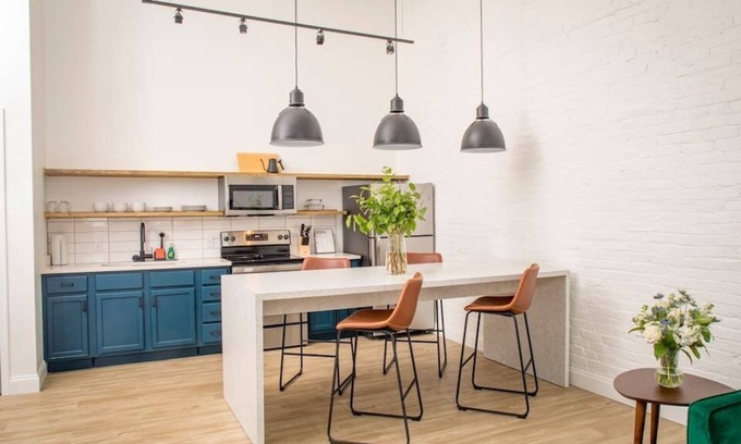 South Main Historic District Apartamento | King-Size Loft-Style 1-BR Apt w/ Pool