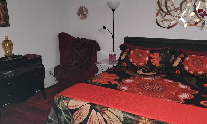 Kent Cama Y Desayuno | King Size Majestic Master Suite 400sq.ft. "Private Connected Bathroom"