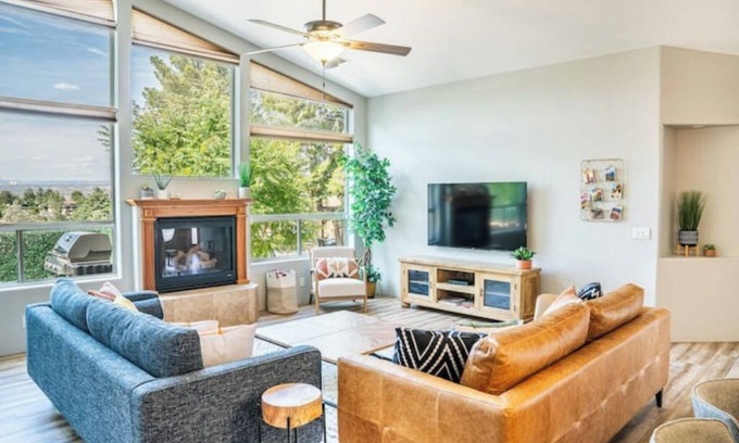 Cottonwood-Verde Village Casa | King Sized Retreat w/Hot tub, Peloton, Views - Close to Sedona!