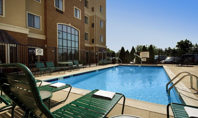 Linthicum Heights Apartamento | Desayuno gratis + piscina al aire libre y bañera de hidromasaje | Estudio moderno con wifi gratuito