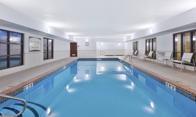 Columbia Apartamento | King Studio cerca de la Universidad de Missouri | Gimnasio + desayuno diario gratuito