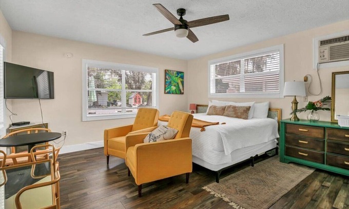 Safety Harbor Hotel | King Suite 101:Retro King Suite w/ Kitchenette