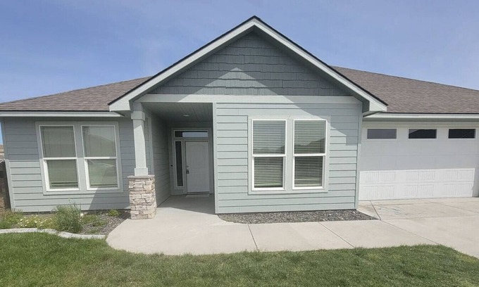 Tri-Cities Casa | King Suite, 3 Car Garage & Yard 3/2