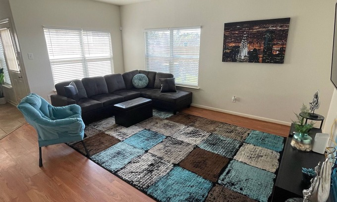 Greater Greenspoint Casa | KING SUITE COZY 3 BEDROOM 3 BATHROOM HOME near IAH|DOWNTOWN!