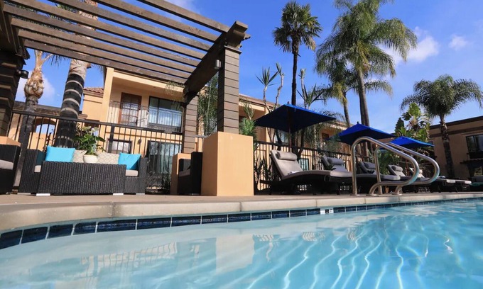 Harbor Hotel | King Suite Escape, The Cove Hotel, Heated Pool, Near Aquarium of the Pacific