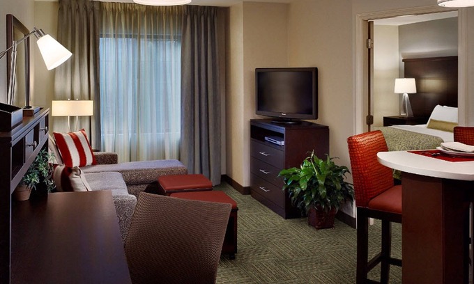 Sterling Heights Condominio | Audiencia King Suite accesible | Desayuno Buffet + Centro de Negocios 24h