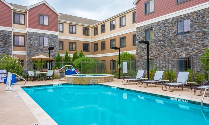 Independence Apartamento | King Suite. Free Breakfast. Outdoor Pool & Hot Tub