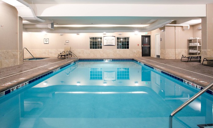 Great Falls Condominio | Suite King. Desayuno gratis. Piscina cubierta y bañera de hidromasaje. En el rio Missouri.