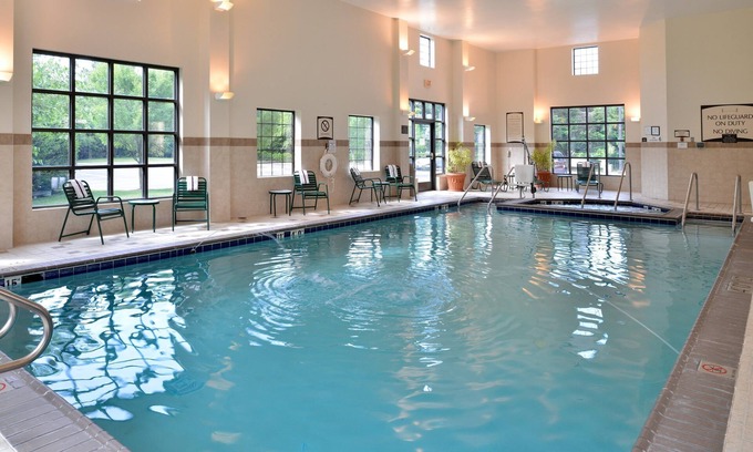 Chesapeake Condominio | King Suite. Free Breakfast. Indoor Pool & Hot Tub. Great for Business Travelers!