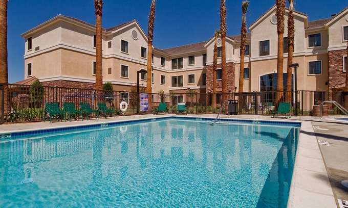 Palmdale Apartamento | King Suite. Free Breakfast. Outdoor Pool & Hot Tub. Near Edwards Air Force Base!