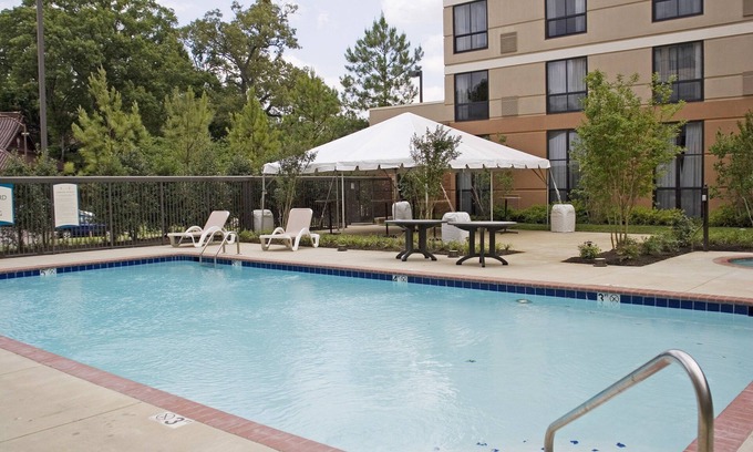 White Station Apartamento | King Suite. Free Breakfast. Outdoor Pool. Gym. Relaxing Retreat!