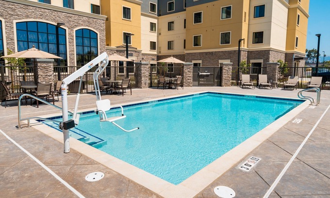 Newark Apartamento | Suite King. Desayuno gratis. Piscina. Barbacoa compartida. ¡30 minutos al zoológico de Oakland!