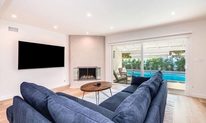 Encino Casa | King Suite / Free Heated Pool / BBQ / Newly Renovated