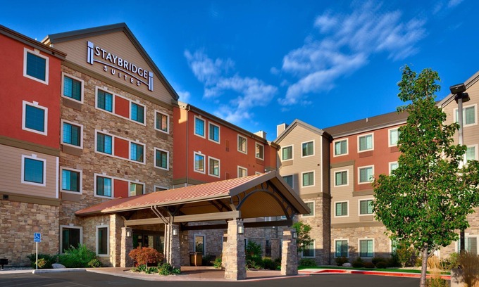 Midvale Condominio | King Suite | Heated Pool, Hot Tub, Free Breakfast!