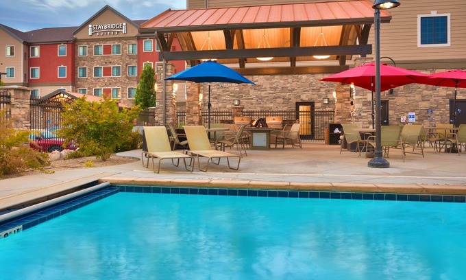 Midvale Apartamento | King Suite | Heated Pool & Hot Tub. Free Breakfast Buffet. Near Jordan Landing!
