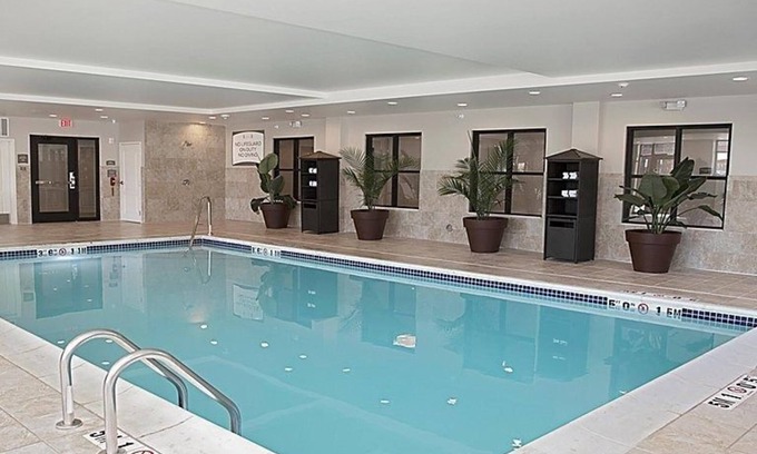 Auburn Hills Condominio | Piscina cubierta + Wi-Fi gratis, desayuno gratis | Audiencia Suite accesible cerca de Sea Life Michigan