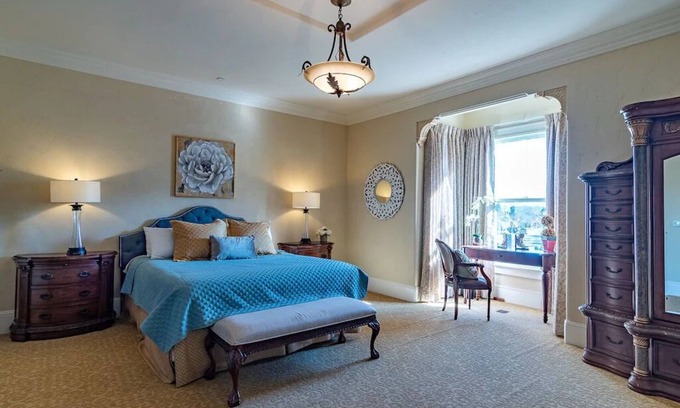 Salinas Casa | KING SUITE MINS MONTEREY CARMEL