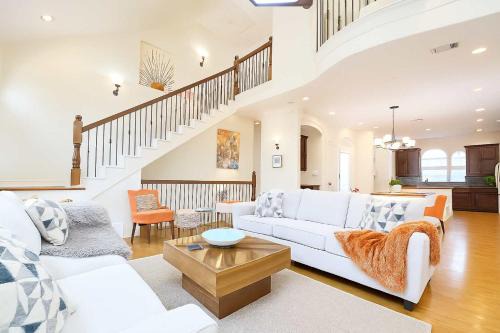 Woodlake - Briar Meadow Casa | King Suite Retreat Jacuzzi Private Deck 3BR