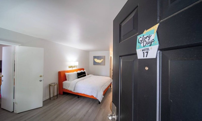 Eureka Springs Historic District Complejo | King Suite Room #17 at GloryDayz