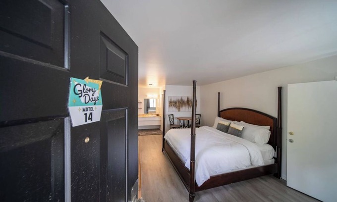 Eureka Springs Historic District Complejo | King Suite Room #14 at GloryDayz!