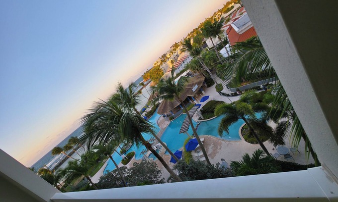 Dorado del Mar Apartamento | King Suite w/ Balcony & oceanview & Private Beach Access!!