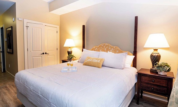 St. Augustine Condominio | King Suite w/ full size refrigerator -community pool & hot tub -near beaches